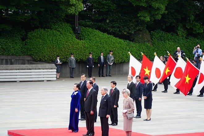 Nhật hoàng Akihito và Hoàng hậu Michiko chủ trì lễ đón Chủ tịch nước Trần Đại Quang và Phu Nhân với những nghi thức cao nhất của Hoàng gia Nhật Bản dành cho nguyên thủ quốc gia thăm cấp Nhà nước.