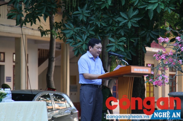 Đồng chí Đậu Vĩnh Thịnh, Phó Chủ tịch UBND TP Vinh phát biểu tại lễ ra quân