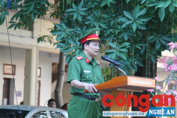 Đồng chí Đại tá Nguyễn Mạnh Hùng, Phó Giám đốc Công an tỉnh phát biểu tại buổi lễ