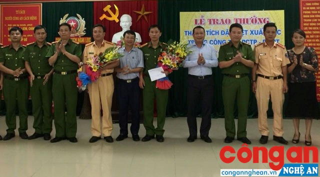UBND huyện Nghi Lộc và lãnh đạo Công an tỉnh Nghệ An trao thưởng cho tập thể CBCS Công an huyện về thành tích phá 3 chuyên án lớn