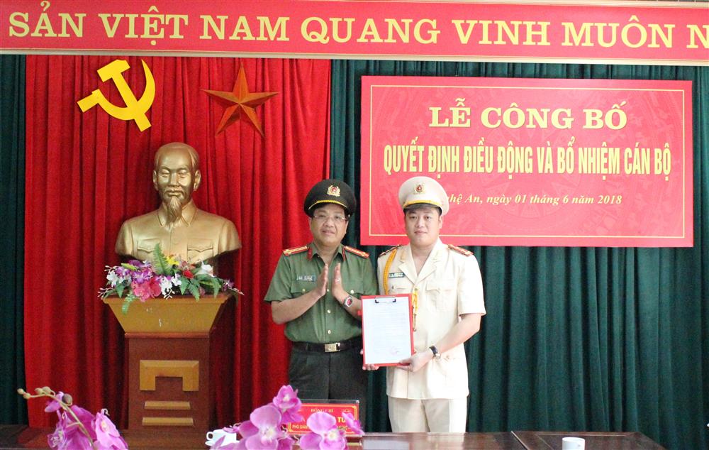Đồng chí Đại tá Hồ Văn Tứ, Phó bí thư  Đảng ủy, Phó giám đốc Công an tỉnh trao Quyết định cho đồng chí Đại úy Hoàng Lê Anh