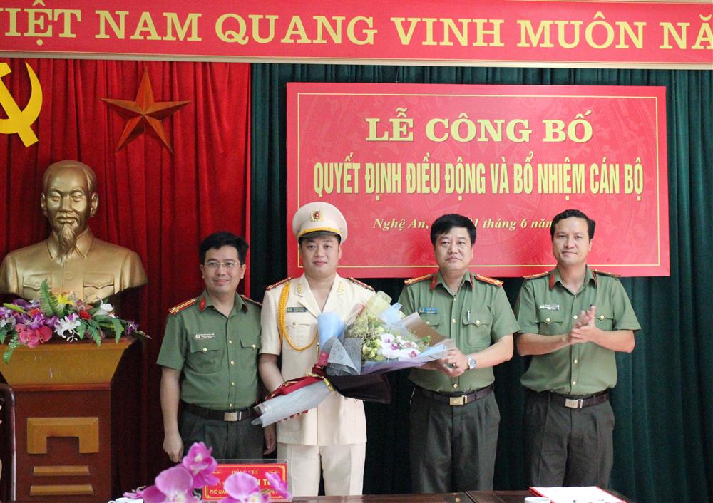 Lãnh đạo Phòng Công tác Đảng và công tác quần chúng chúc mừng Đại úy Hoàng Lê Anh