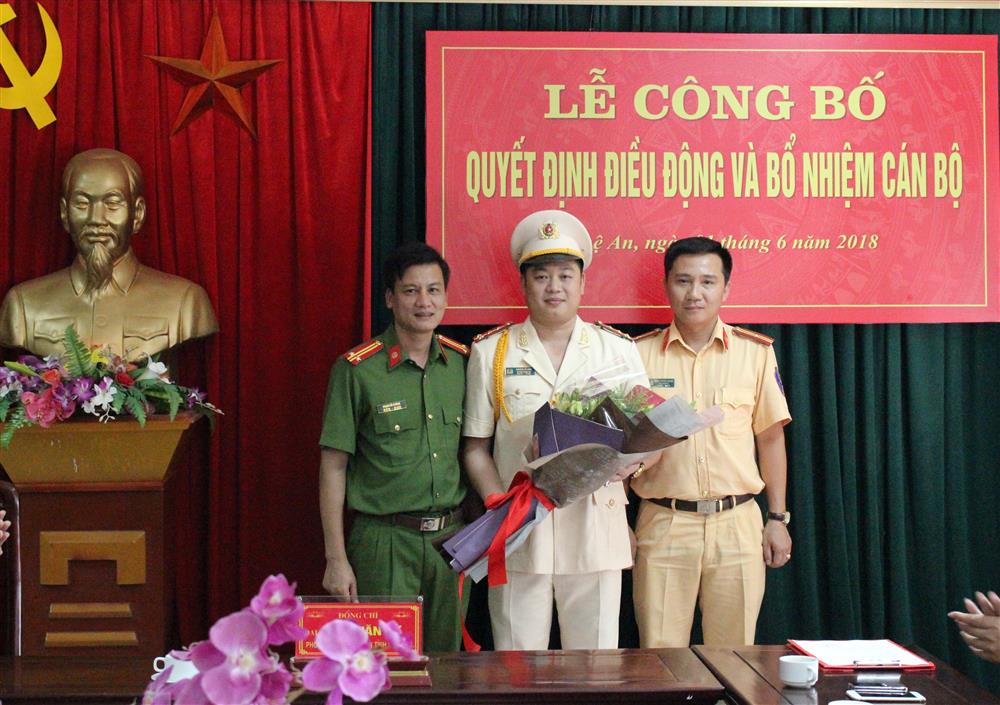 Đại diện lãnh đạo Công an huyện Tân Kỳ chúc mừng đồng chí Đại úy Hoàng Lê Anh