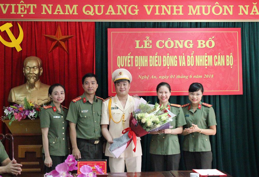 Đại diện BCH Đoàn TN, Hội phụ nữ, Công đoàn Công an tỉnh chúc mừng đồng chí Đại úy Hoàng Lê Anh