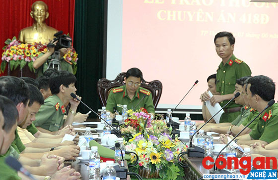 Đồng chí Trung tá Trần Đức Thân, Phó Trưởng Công an TP Vinh, Phó Thủ trưởng Cơ quan CSĐT Công an TP Vinh báo cáo tóm tắt quá trình khám phá chuyên án.