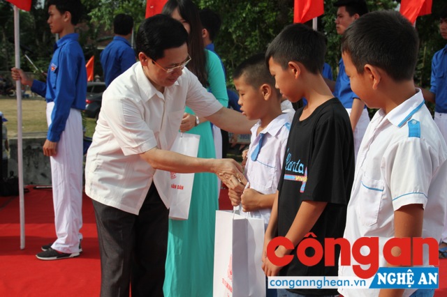 ...Phó Bí thư thường trực Tỉnh ủy, Chủ tịch HĐND tỉnh Nguyễn Xuân Sơn trao quà cho các em học sinh có hoàn cảnh khó khăn