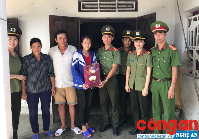 Đoàn viên, hội viên Công an thị xã Hoàng Mai tặng quà cho một em học sinh có hoàn cảnh khó khăn trên địa bàn