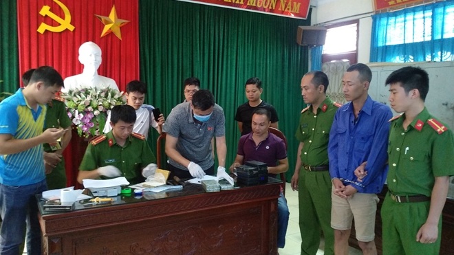 Cơ quan Công an kiểm tra 15 bánh heroin do đối tượng Trần Đông Anh vận chuyển.