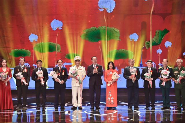 Chủ tịch nước tặng hoa cho các điển hình tiên tiến. Ảnh VGP/Nhật Bắc