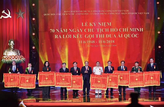 Thủ tướng Nguyễn Xuân Phúc tặng Cờ Thi đua của Chính phủ cho 20 tập thể hoàn thành xuất sắc, toàn diện nhiệm vụ và dẫn đầu phong trào thi đua yêu nước toàn quốc năm 2017. Ảnh VGP/Nhật Bắc