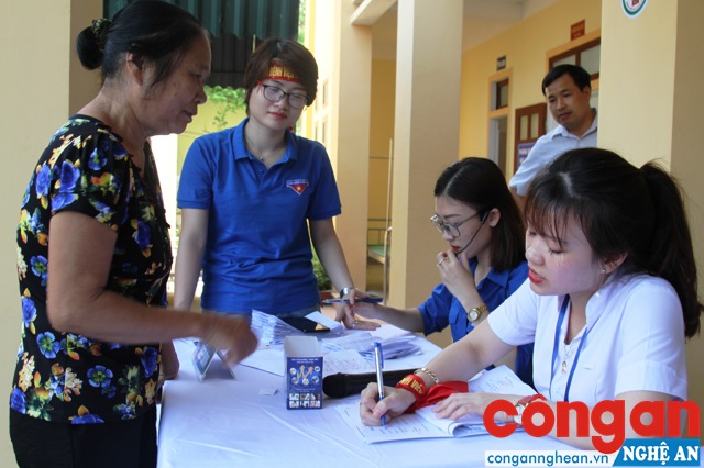 Hơn 400 người dân tại xã Kim Liên đã được các y, bác sĩ Bệnh viện Đa khoa TP Vinh khám bệnh và cấp thuốc miễn phí vào ngày 2/6 vừa qua