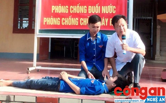 Đoàn xã Thuận Sơn, huyện Đô Lương phối hợp với Liên đội hướng dẫn các kỹ năng ứng phó khi gặp sự cố xảy ra