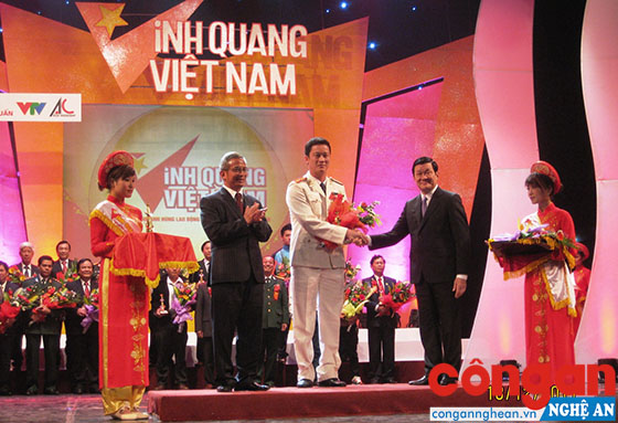 Đồng chí Nguyễn Đức Cường được vinh danh trong chương trình Vinh quang Việt Nam (năm 2011)