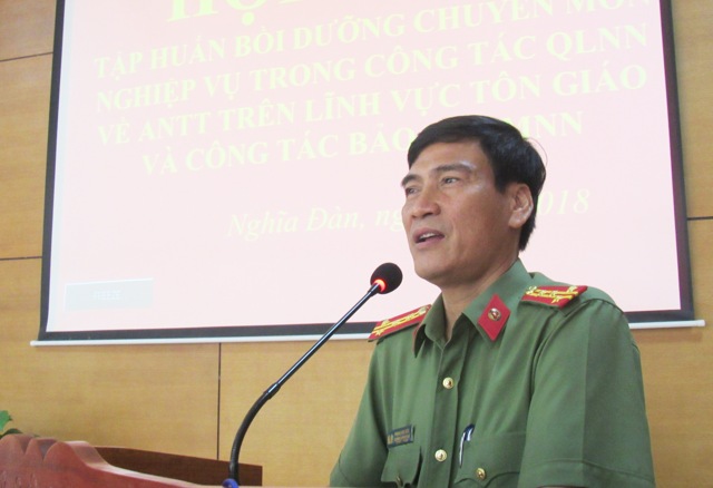 Đại tá Phan Đình Sửu, Trưởng phòng An ninh xã hội Công an tỉnh Nghệ An truyền đạt các nội dung liên quan đến công tác quản lý Nhà nước về ANTT trên lĩnh vực tôn giáo