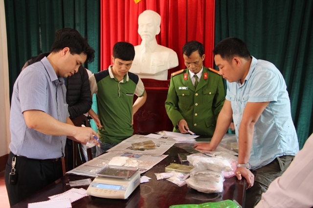 Công an huyện Yên Thành phá chuyên án 318H, bắt giữ hai đối tượng, thu giữ 5 bánh heroin, 2kg ma túy đá và hơn 2000 viên ma túy tổng hợp