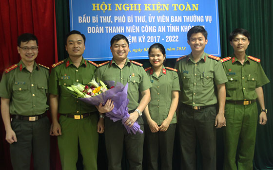 Ban chấp hành Đoàn tặng hoa chia tay đồng chí Đại úy Hoàng Lê Anh