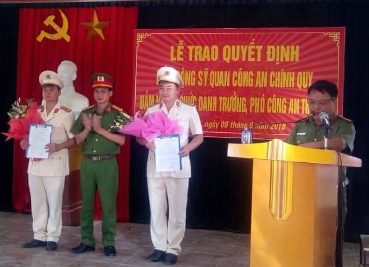 Đồng chí Trung tá Phạm Vũ Cường, Trưởng công an huyện Tân Kỳ trao quyết định cho Trưởng, Phó Công an thị trấn