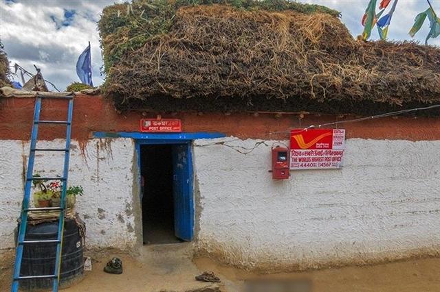 Bưu cục bé nhỏ này nằm ở độ cao 4.440m so với mức nước biển. Bưu điện của làng Hikkim kết nối một nhóm làng nhỏ ở khu vực hẻo lánh này với thế giới bên ngoài. Dân làng tới đây để gửi thư và gửi tiền tiết kiệm.