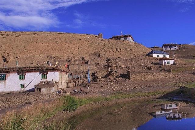Bưu cục Hikkim phục vụ 5 ngôi làng, trong đó có 4 làng dân cư thưa thớt. Sóng di động phủ rất hẹp, internet thì chưa có. Riêng làng Komic chỉ có khoảng 13 ngôi nhà, một trường học với 5 học sinh.