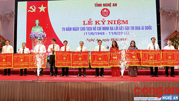 Các đơn vị có thành tích xuất sắc trong phong trào thi đua yêu nước của tỉnh Nghệ An nhận Cờ thi đua của Thủ tướng Chính phủ - Ảnh: Thùy Dương