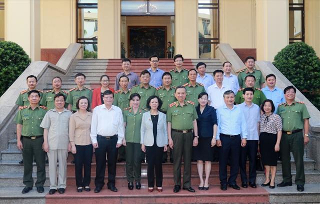 Đồng chí Trương Thị Mai; Thượng tướng Tô Lâm cùng các đại biểu dự buổi làm việc.