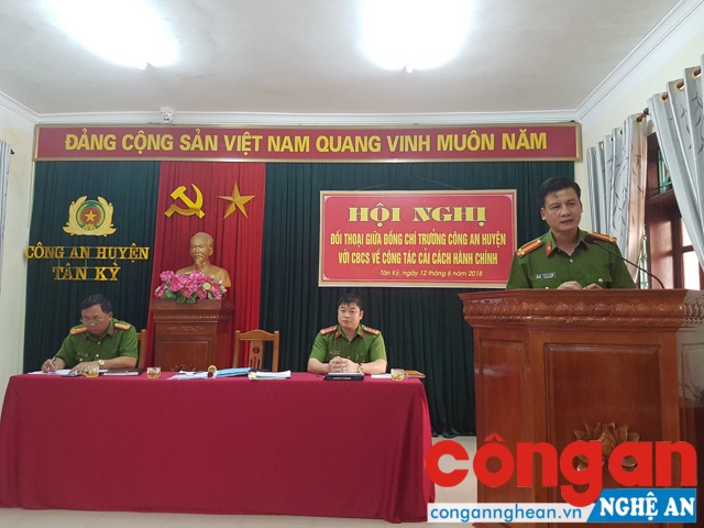 Đồng chí Trung tá Phạm Vũ Cường - Trưởng Công an huyện Tân Kỳ giải đáp thắc mắc, kiến nghị của CBCS