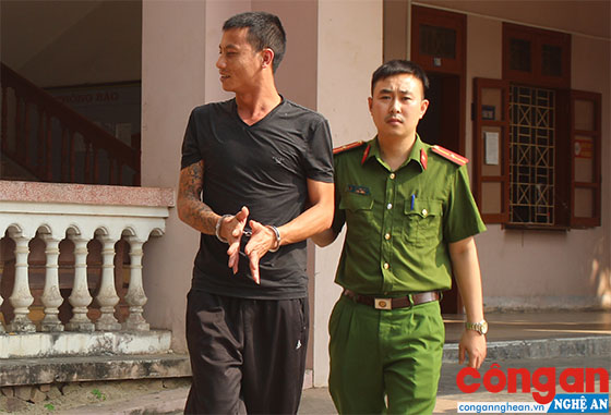 Cán bộ Công an huyện Đô Lương dẫn giải đối tượng vi phạm pháp luật  