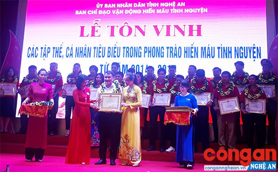 Đồng chí Nguyễn Lương Hồng, Chủ tịch Hội Chữ thập đỏ tỉnh, Phó Ban chỉ đạo Hiến máu tình nguyện trao Bằng khen cho các cá nhân tiêu biểu