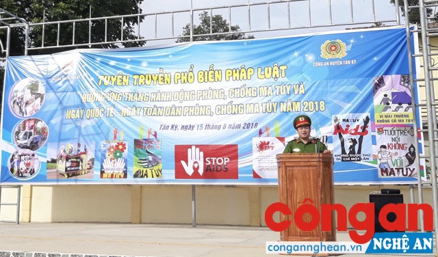Đồng chí Đại úy Hoàng Lê Anh - Phó trưởng Công an huyện Tân Kỳ phát biểu tại buổi tuyên truyền