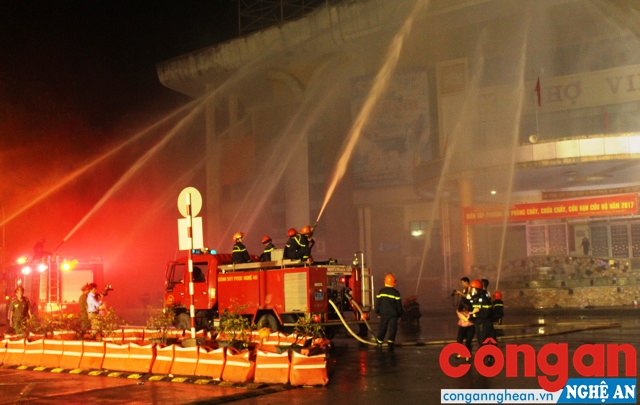 Cảnh sát PC&CC số 1 diễn tập dập tắt đám cháy tại chợ Vinh