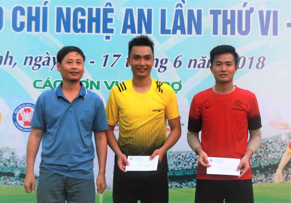 Trao ngôi cầu thủ xuất sắc nhất cho cầu thủ đội đài PTTH Nghệ An và thủ môn xuất sắc nhất cho cầu thủ Hồ Đình Hưng - Báo Công an Nghệ An 