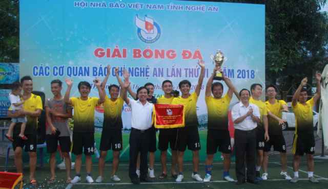 Trao giải nhất cho đội bóng Đài PTTH Nghệ An 