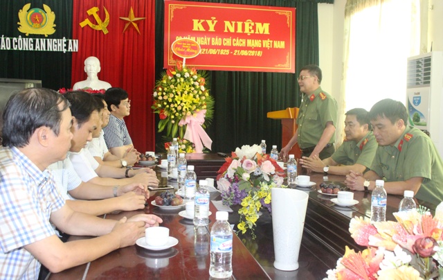 Đại tá Nguyễn Đình Trần, Tổng biên tập Báo Công an Nghệ An báo cáo kết quả nổi bật mà Báo Công an Nghệ An đã đạt được trong năm qua.