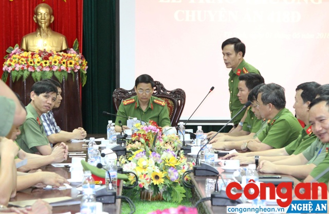 Đại tá Trần Ngọc Tú, Trưởng Công an TP Vinh báo cáo thành tích đấu tranh phòng, chống tội phạm trong thời gian qua