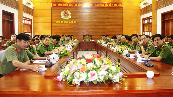 Tại điểm cầu Nghệ An, đồng chí Đại tá Hồ Văn Tứ, Phó Giám đốc Công an tỉnh chủ trì Hội nghị.