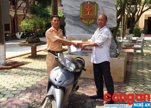 Đội CSGT Công an TX Thái Hòa trao trả tài sản bị mất cắp cho người dân
