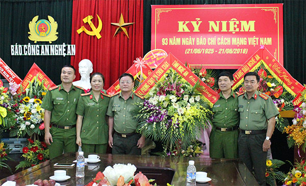 Cảnh sát PC&CC tỉnh Nghệ An chúc mừng Báo Công an Nghệ An