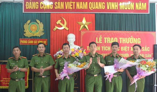 Đồng chí Đại tá Nguyễn Mạnh Hùng, Phó Giám đốc, Thủ trưởng Cơ quan CSĐT Công an tỉnh trao thưởng cho Phòng Cảnh sát Hình sự và Công an TP Vinh vì có thành tích đặc biệt xuất sắc trong 1 chuyên án