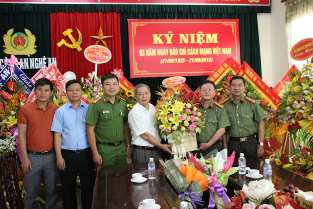 UBND Thị xã Thái Hòa, chúc mừng Báo Công an Nghệ An