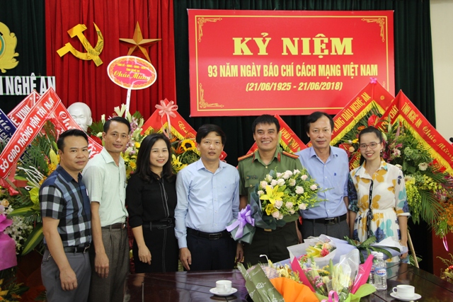 UBND huyện Nghi Lộc, chúc mừng Báo Công an Nghệ An