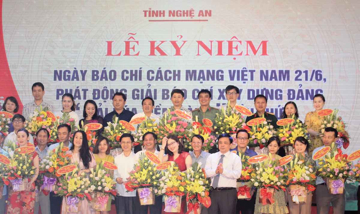 Tỉnh Nghệ An tặng hoa chúc mừng Hội Nhà báo Nghệ An và các cơ quan báo chí hoạt động trên địa bàn tỉnh