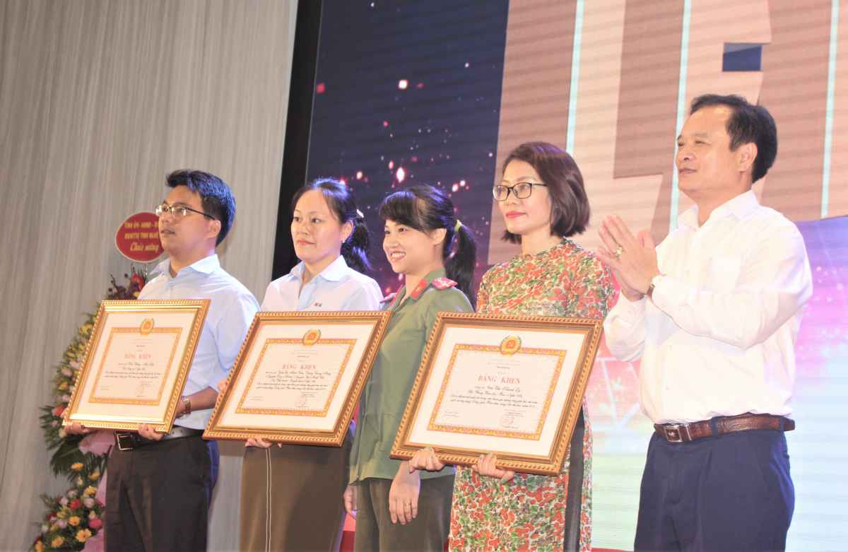 Trao Bằng khen của Tỉnh ủy Nghệ An cho các tác giả xuất sắc trong cuộc thi Búa liềm vàng về xây dựng Đảng