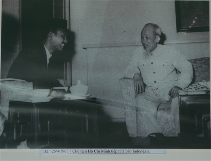 Chủ tịch Hồ Chí Minh tiếp nhà báo Inđônêxia, ngày 26/4/1965.