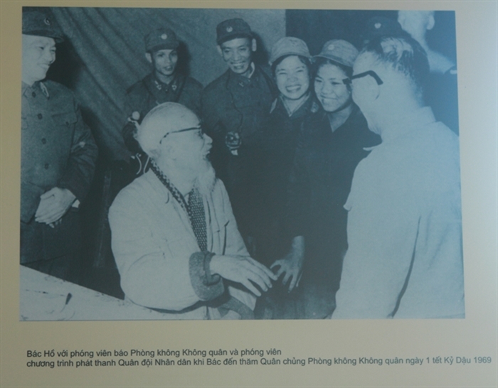 Bác Hồ với phóng viên Báo Phòng không Không quân và phóng viên chương trình phát thanh Quân đội Nhân dân khi Bác đến thăm Quân chủng Phòng không Không quân, ngày mùng 1 Tết Kỷ Dậu 1969.