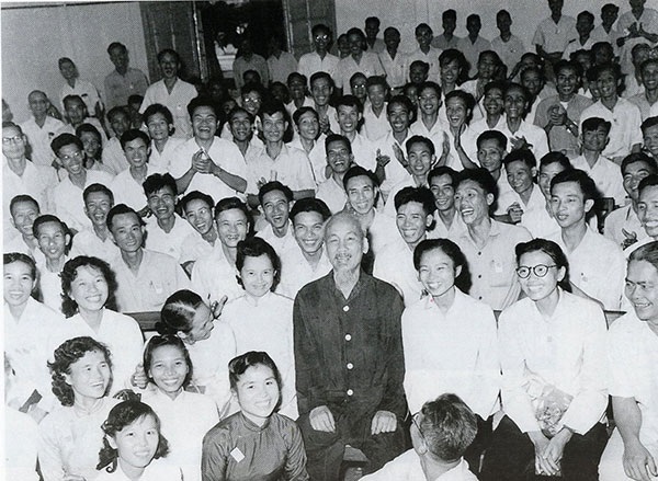 Bác Hồ với các đại biểu dự Đại hội lần thứ III Hội Nhà báo Việt Nam (9-1962). Ảnh Tư liệu.
