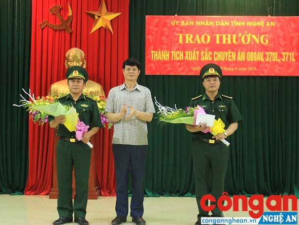 Đồng chí Lê Xuân Đại, Phó Chủ tịch Thường trực UBND tỉnh trao thưởng cho các ban chuyên án của BĐBP Nghệ An