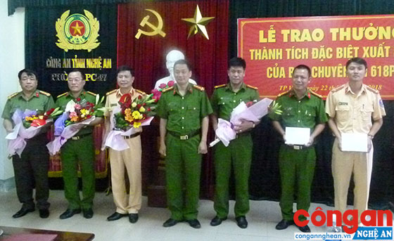 Lãnh đạo Công an tỉnh Nghệ An tặng hoa chúc mừng Ban chuyên án
