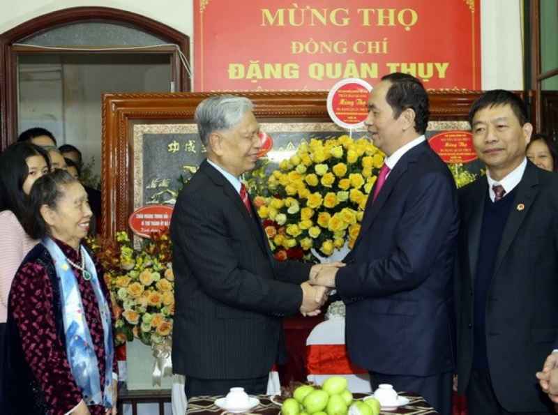 Chủ tịch nước Trần Đại Quang chúc mừng Trung tướng Đặng Quân Thụy tròn 90 tuổi đời và 71 tuổi Đảng (tháng 2/2018)