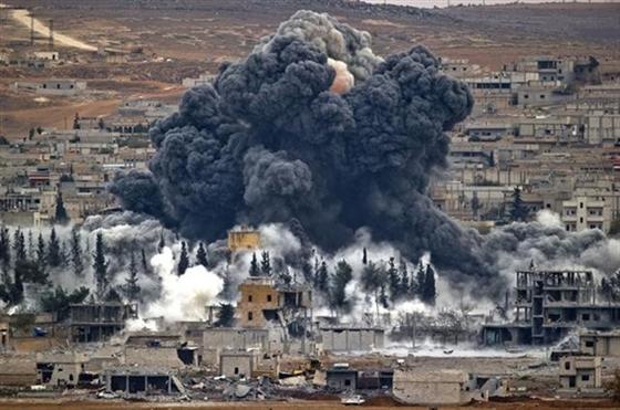 Cột khói bốc lên sau một vụ không kích ở Syria. Ảnh: Reuters