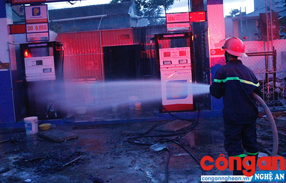 CBCS Phòng Cảnh sát PC&CC số 5 dập tắt đám cháy